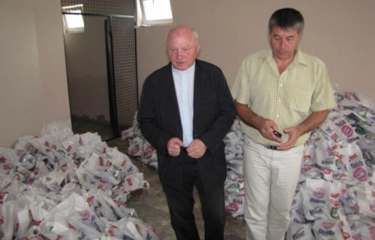 Kozma atya Miskolcon járt – huszonöt tonna tisztítószer a károsultaknak