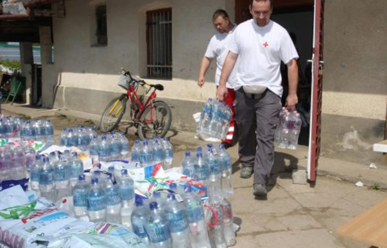 Adományokat osztott a Magyar Vöröskereszt