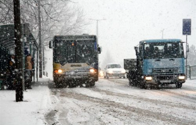 Elakadt egy busz, nem járnak a vonatok