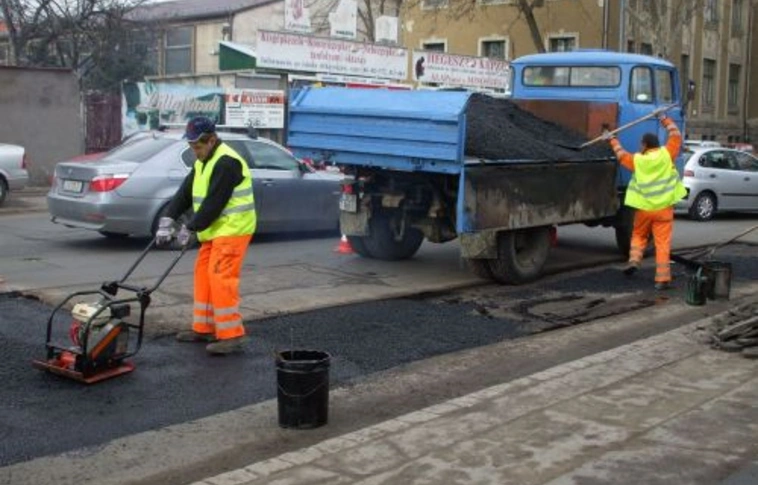 Támadnak a kátyúk, harcol a Magyar Közút