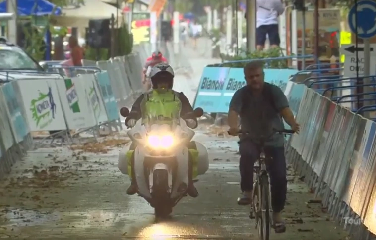 Ment a Tour de Hongrie, ő betekert papucsban