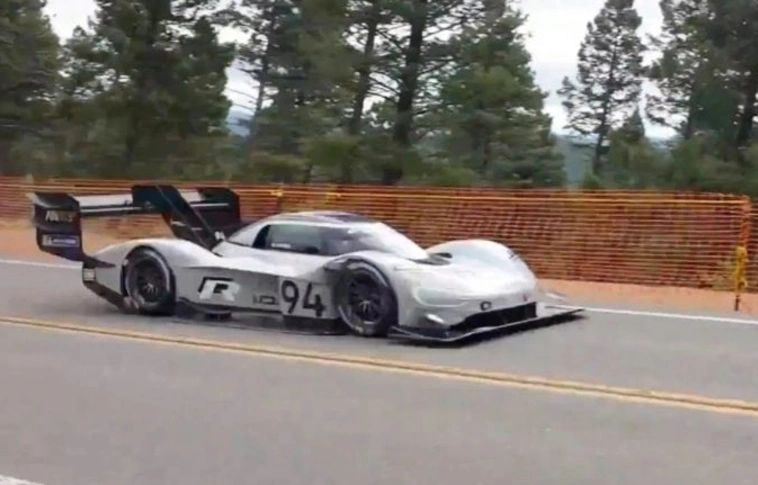 Így verte meg az elektromos versenyautó a hagyományos kocsikat (Videóval!)