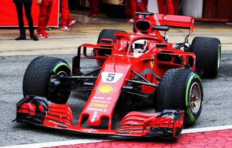 Vettel rajtol az élről, Hamilton csak negyedik