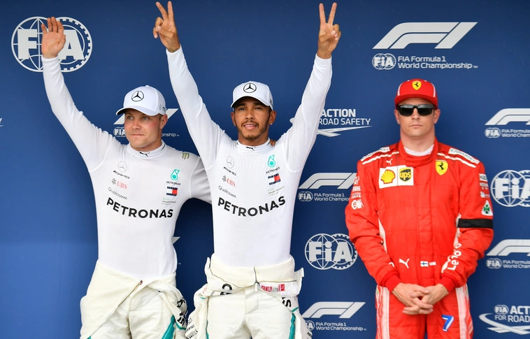 Hamiltoné a pole pozíció az esős időmérőn