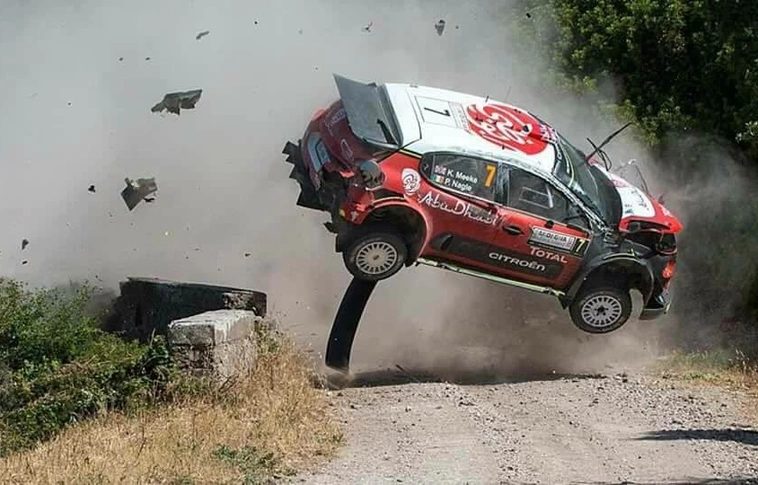 A Citroennél megunták a rommá tört autókat, szezon közben (!) rúgták ki versenyzőjüket