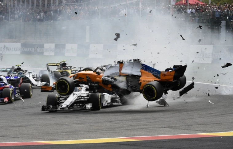 Óriási rajtbaleset után Vettel nyert