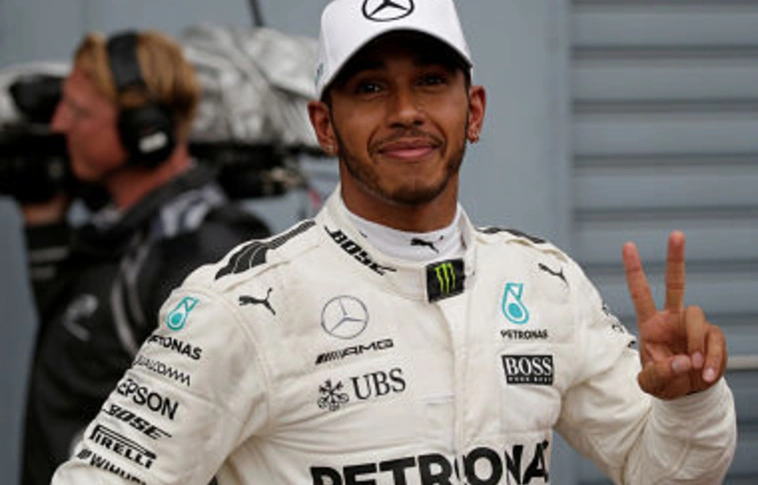 Hamilton rajt-cél győzelemmel karnyújtásnyira a vb-címtől