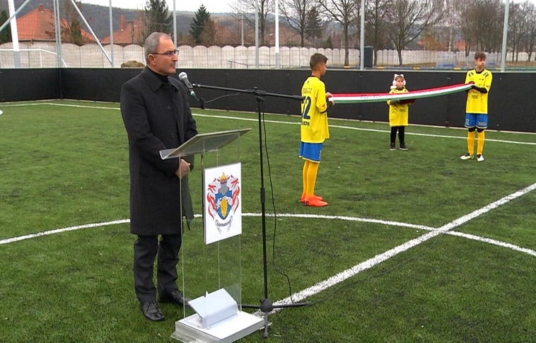 Új sportpályát avattak Sajóbábonyban