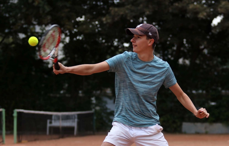 Színvonalas teniszversenyt tartottak a bérházak között