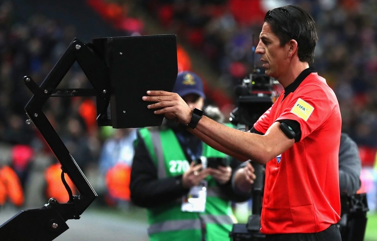 A Bajnokok Ligájában is bevezetik jövőre a videobírót