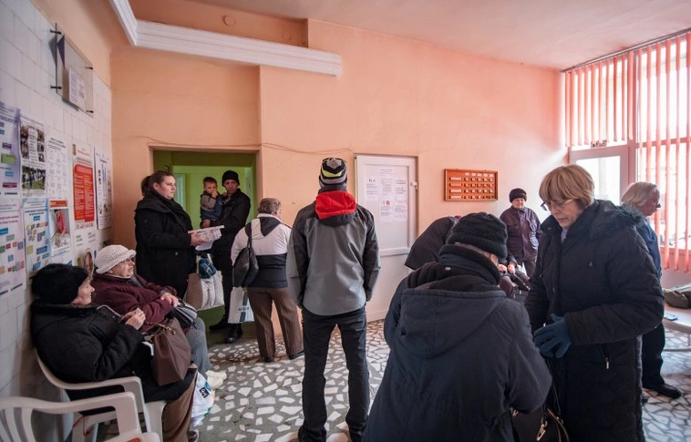 Tetőzik az influenzajárvány, Miskolcon is tömve vannak az orvosi várók