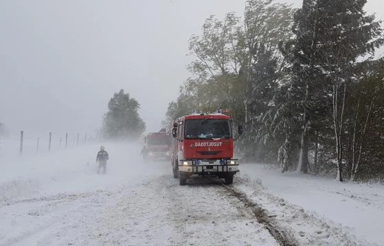 Hóban elakadt kamion, árokba borult autók – megyénkben is sok munkát ad a havazás a tűzoltóknak!