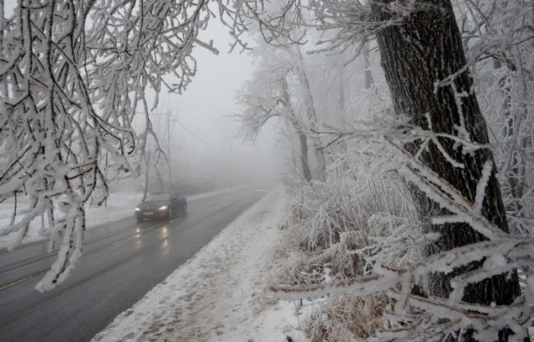 Árokba borult egy autó a 27-es főúton Szendrőnél