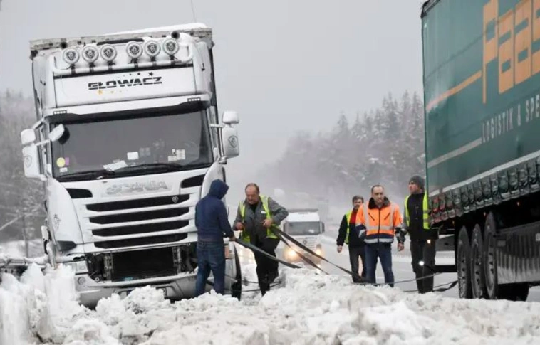 Németországban havazás és vihardagály okoz fennakadásokat