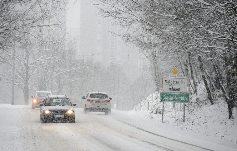 Heten sérültek meg közúti balesetekben a havazás miatt
