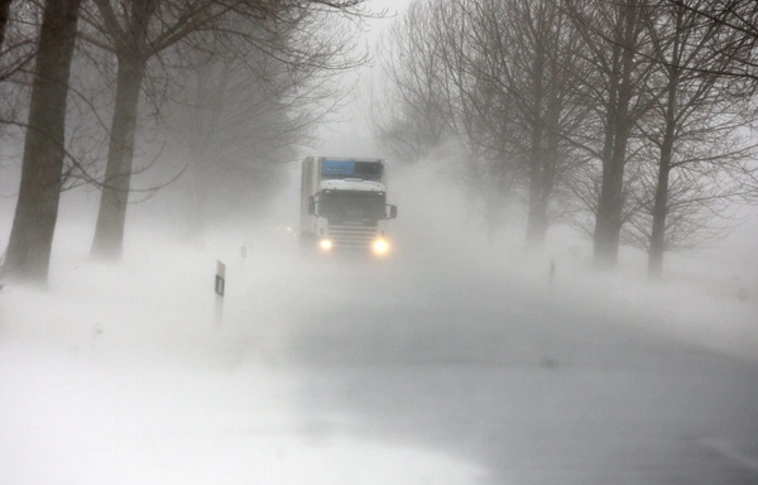Lezártak egy utat hóátfúvás miatt, elzárt település nincs az országban