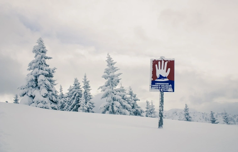 Lavinaveszély van a dél-lengyelországi hegyekben