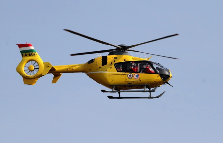 Lesodródott egy autó az útról Mezőcsátnál, négyen megsérültek