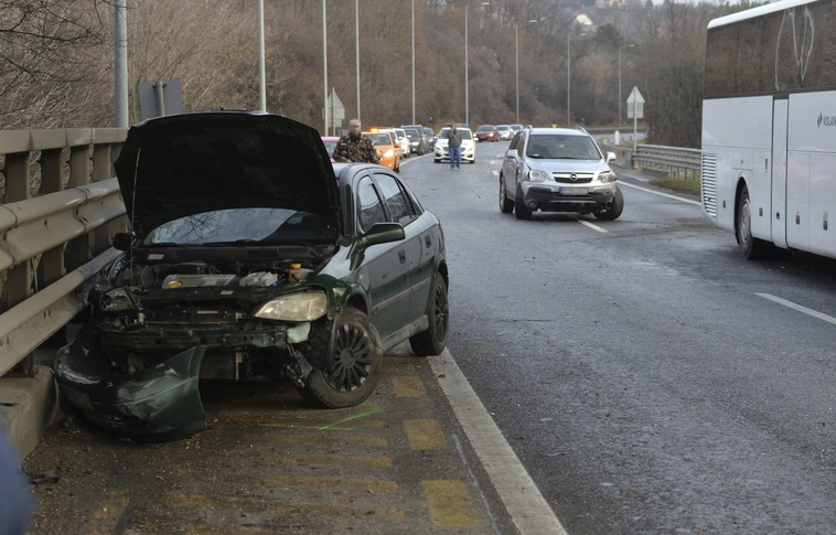 Tömegbaleset az M7-esen: kilenc jármű ütközött