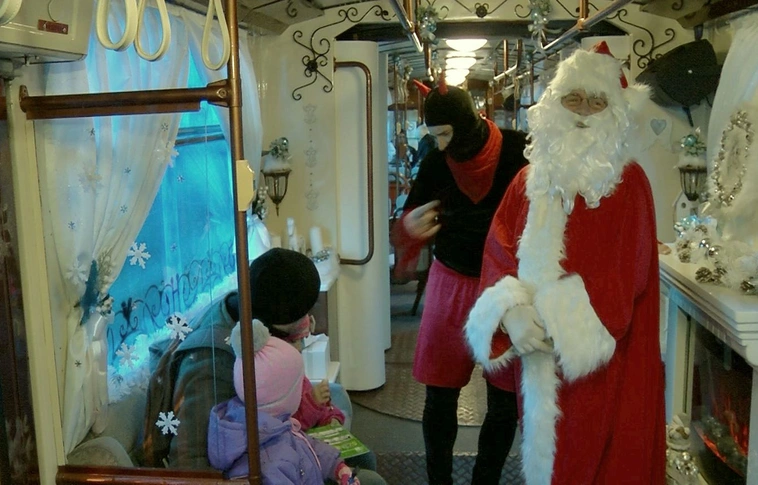 Az adventi villamoson utazott a Mikulás