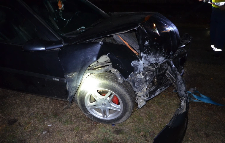 Részegen kötötte el szülei autóját a 16 éves fiú, az iskola kerítése állította meg