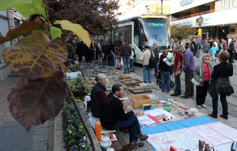 Változik a villamosközlekedés a régiségvásár idején