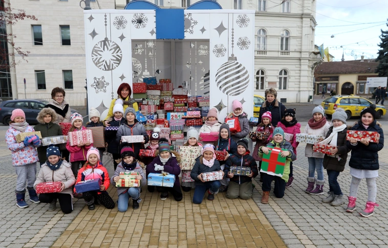 Több mint 160 csomagot hoztak a kisiskolások a Szeretetdobozba