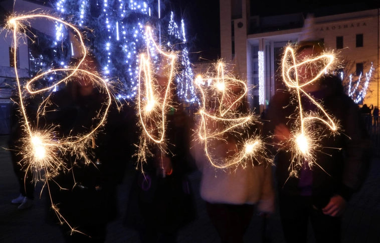 Miskolciak ezrei köszöntötték az új évet a Szent István téren (Képgalériákkal!)