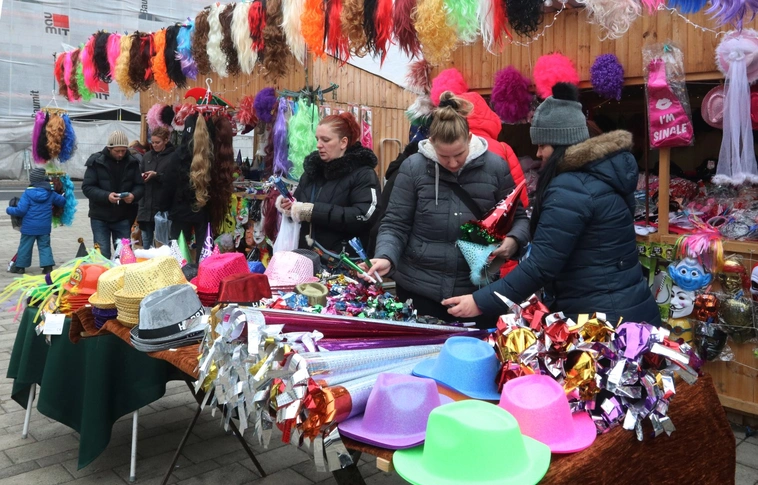 Kelendőek a szilveszteri kellékek - készülnek a miskolciak az esti bulira
