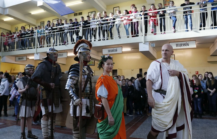 A rómaiak már az aulában vannak – Rendhagyó történelemóra a Jókaiban