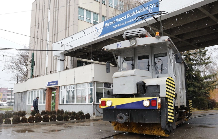 Kifutott a remízből az MVK Zrt. hóseprő villamosa