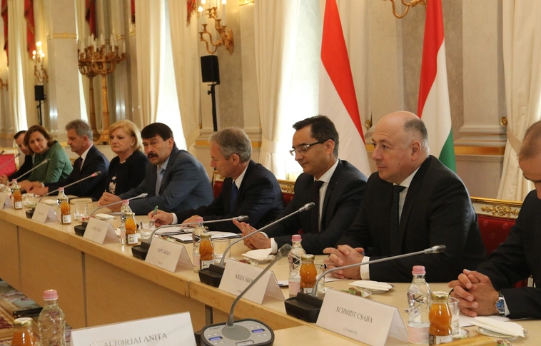 A nemzetközi klímavédelmi együttműködésről tárgyalt Áder János a polgármesterekkel