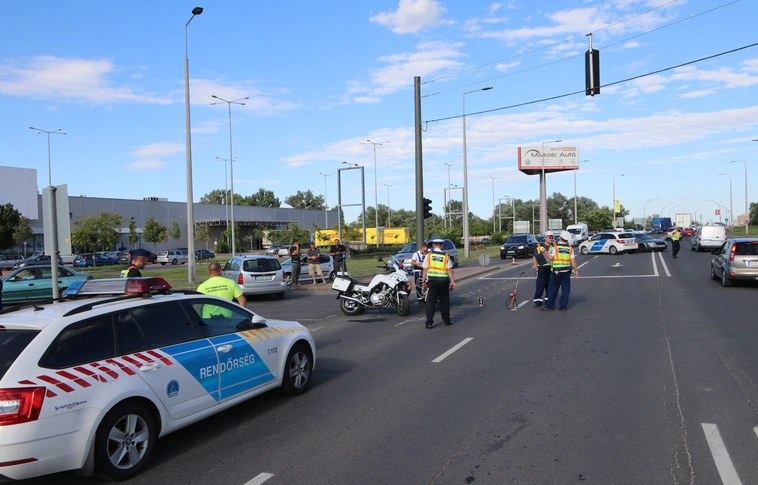 Ez kemény: motoros rendőröket sodort el egy autós Miskolcon (Helyszíni fotókkal!)