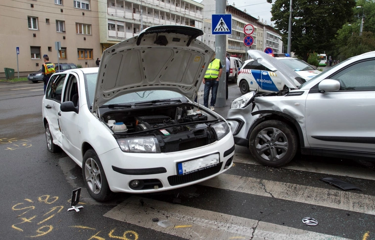 Három autó törte egymást a Selyemréti strandnál