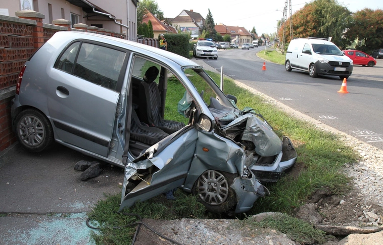A kerítés fogta meg a részeg sofőrt a Kisfaludy utcában (Képgaléria)