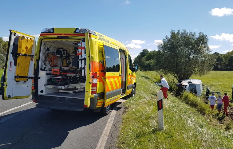 Felborult egy busz Zsámbék külterületén - többen megsérültek!