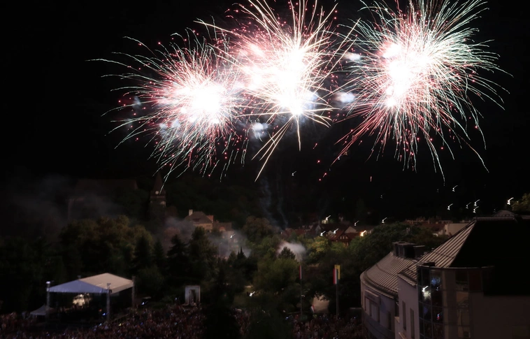 Színpompás égbolt a belváros felett: képgaléria a miskolci tűzijátékról!