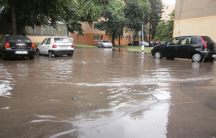 Felhőszakadások Borsodban - pincéket, garázsokat öntött el a víz