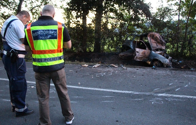 Újabb szörnyű baleset: Kigyulladt az Opel az ütközésben, egy férfi meghalt (Helyszíni fotók)