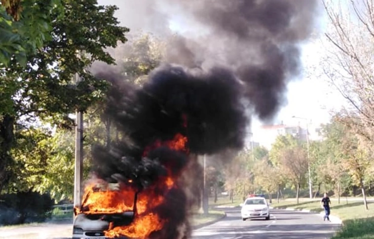 Lángba borult egy kisbusz az Avason