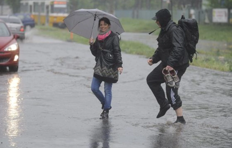 Felhőszakadás, jégeső: Kiadták a figyelmeztetést!