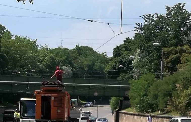 Felsővezeték-szakadás miatt álltak a villamosok