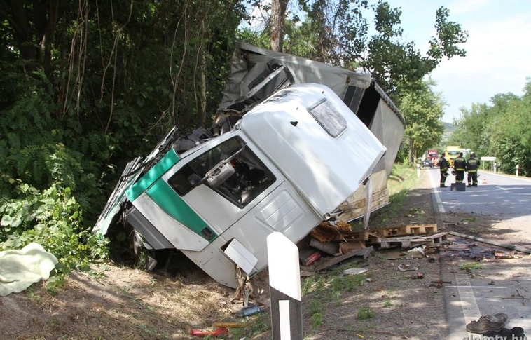 Csúnyán összetört a kamion Bodrogkeresztúrnál - egy ember kórházban