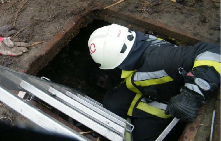 Alpinistákra azért nem volt szükség - kétméteres gödörből mentettek a tűzoltók Mezőkövesden