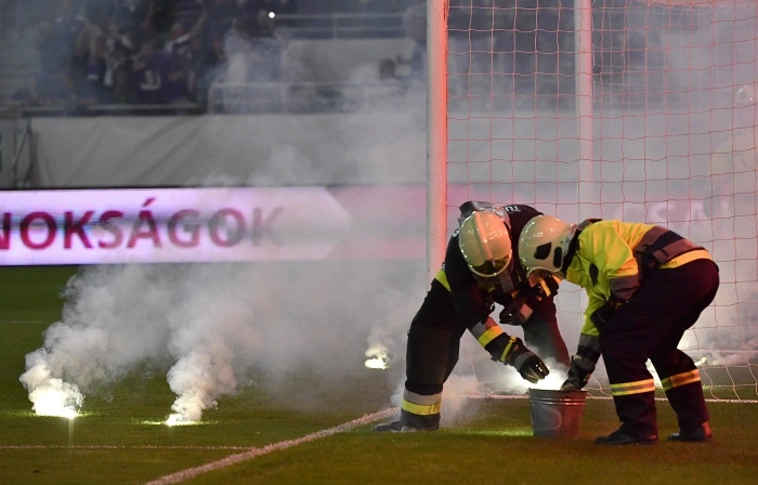 Kezében robbant a hanggránát: súlyosan megsérült egy gyermek a Fradi-DVTK mérkőzésen