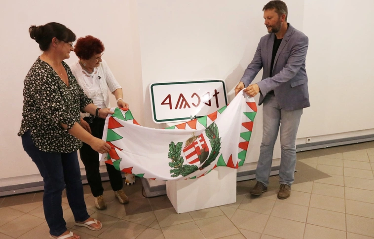 Mokry asztala: ősi magyar rovásírás a Miskolci Galériában (Képgalériával)