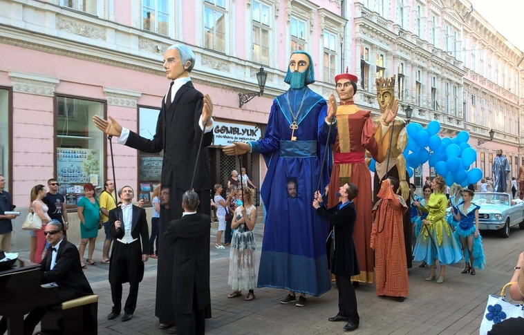Bartók Plusz: legendás zenék, zenei legendák! Látványos parádéval indult az operafesztivál (Képgalériákkal)