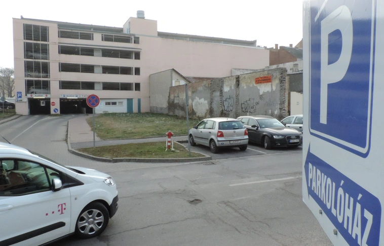 Piacok, fürdők, ügyfélszolgálatok nyitva tartása, parkolási rend a nemzeti ünnepen