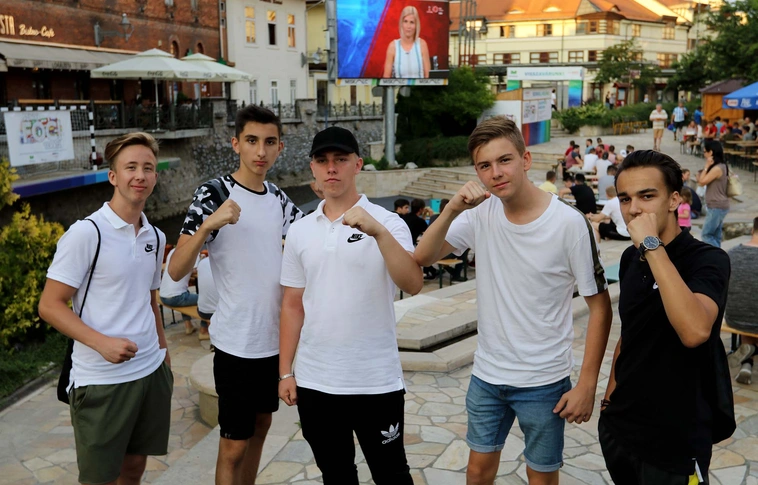 "Ez nagyon király!" - szurkolókat kérdeztünk a vb-ről a Foci Teraszon