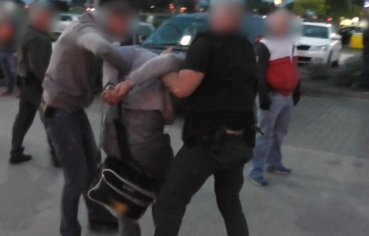 Megkéseltek és kiraboltak egy taxisofőrt (Rendőrségi videóval)